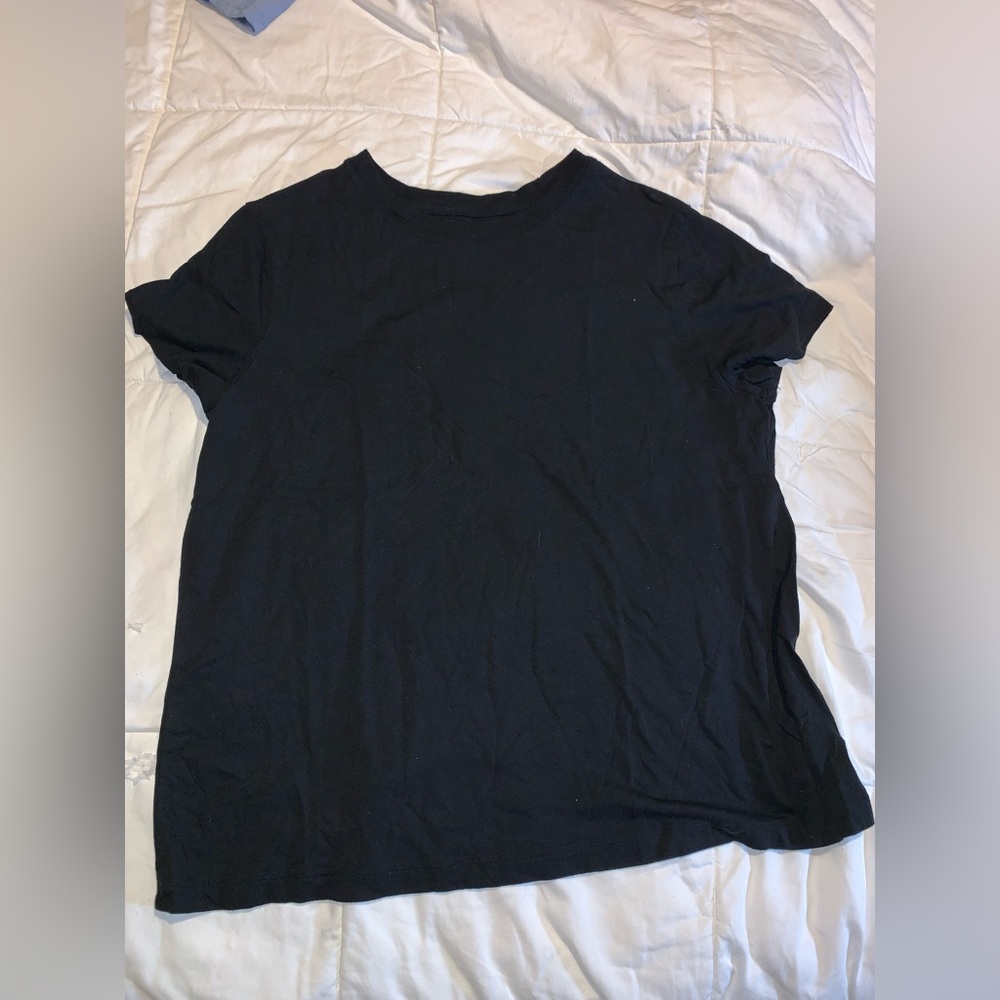 Women’s shirt sleeved t shirt.